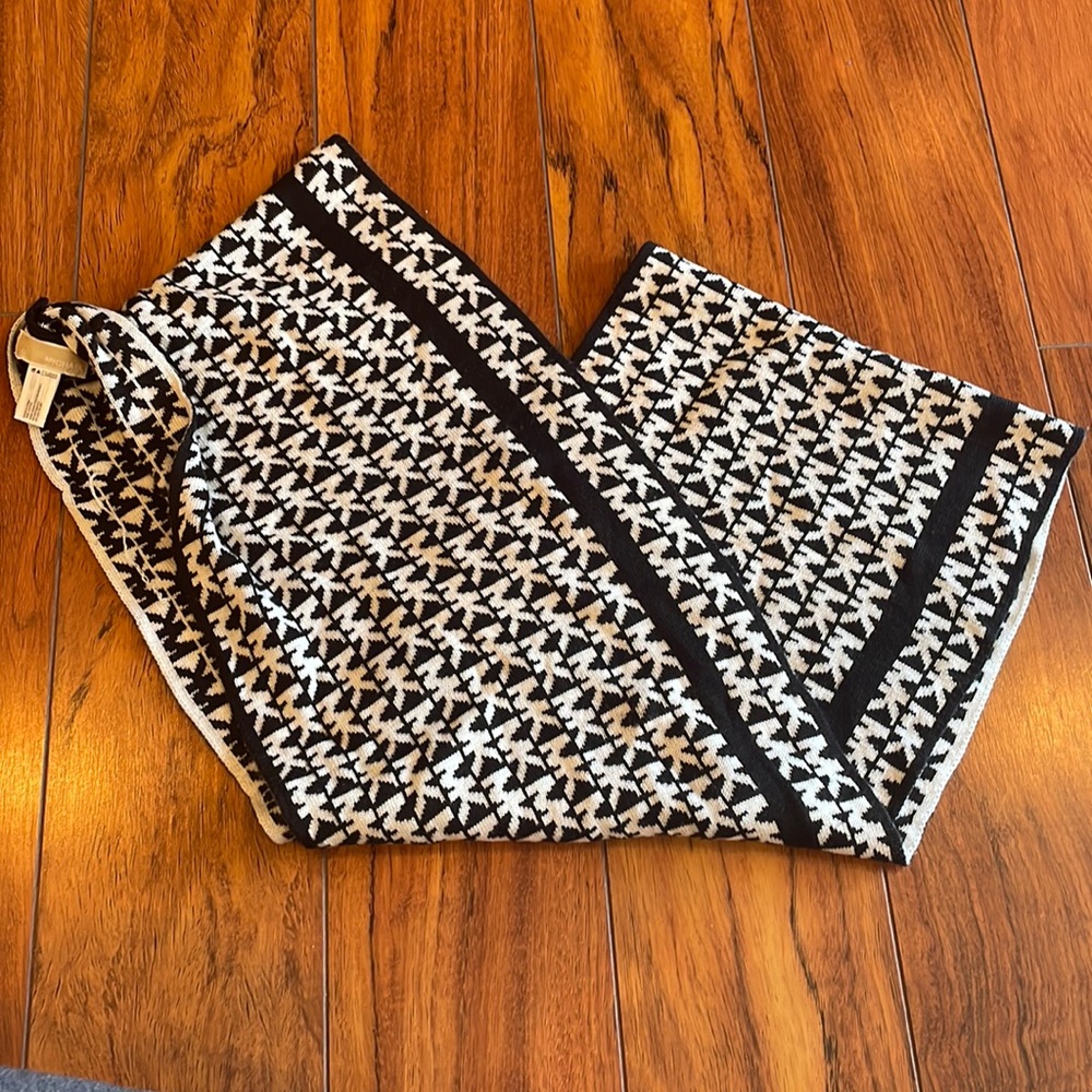 NWT Michael Kors MK Logo Knit Infinity Loop Scarf Blk/Wht